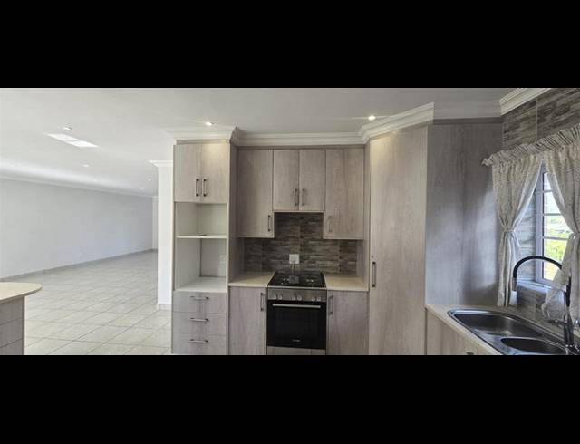 4 BEDROOM HOUSE FOR SALE IN HERSHAM